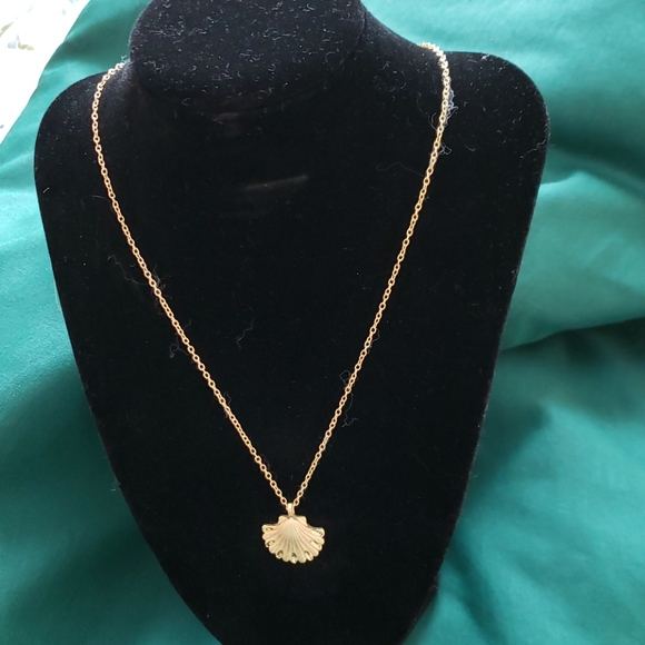 Pretty Shell Shape Necklace - Picture 2 of 2